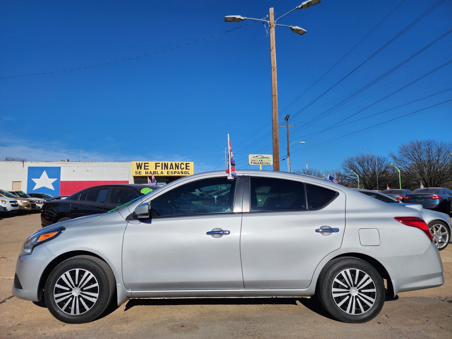 2019 SILVER Nissan Versa SV (3N1CN7AP0KL) , AUTO transmission, located at 2660 S.Garland Avenue, Garland, TX, 75041, (469) 298-3118, 32.885551, -96.655602 - Photo#6